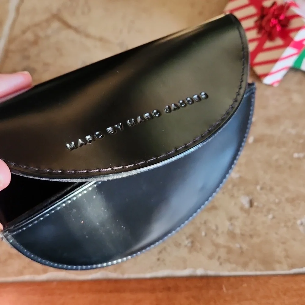 Marc by Marc Jacobs black hard shell eyeglass/sunglasses holder - Picture 9 of 11